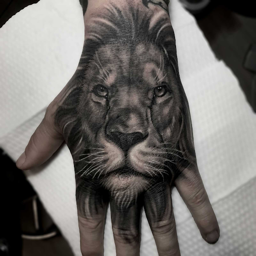 25-eye-catching-realistic-tattoo-22