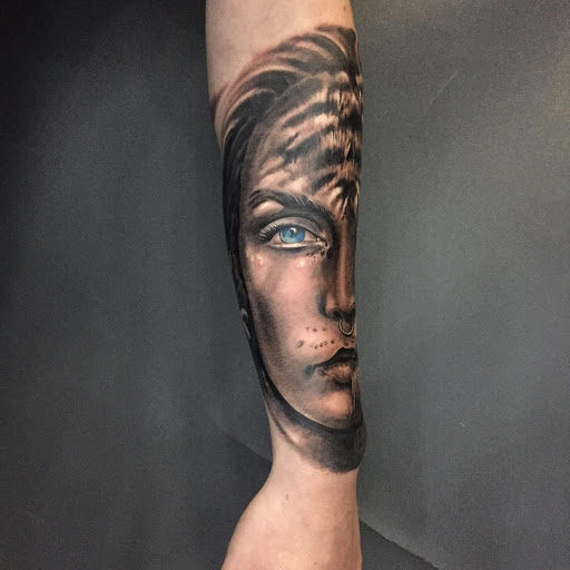 25-eye-catching-realistic-tattoo-3-e1603514198142