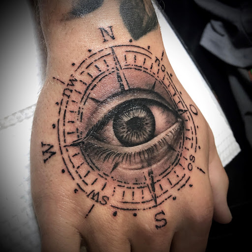 25-eye-catching-realistic-tattoo-6